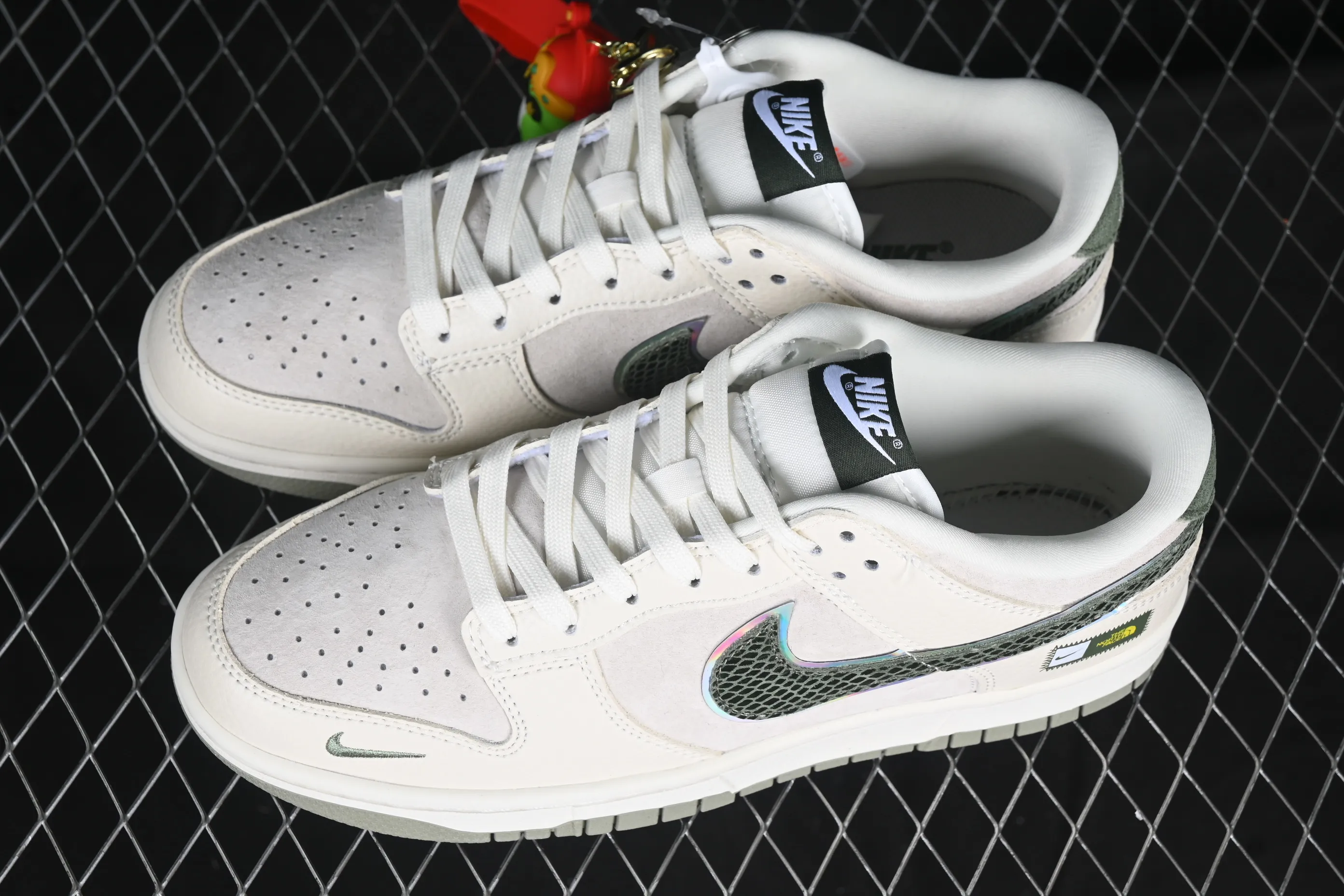 All Categories Nk SB Dunk Series Nk SB Dunk Low High-end Customized Low-top Sneakers Nk SB Dunk Low Northern Year of the Snake Series Pig Eight Green Hook Anniversary High-end Customized Low-top Casual Sneakers KK1333-025